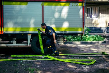 Kharkiv, Ukrayna, 7 Haziran 2025. İtfaiyeciler, Kharkiv 'deki bir yerleşim yerine yapılan Rus saldırısına yanıt verdiler. Birçok apartman yangını ve birçok pencerenin tahrip olmasıyla hasar çok büyük..