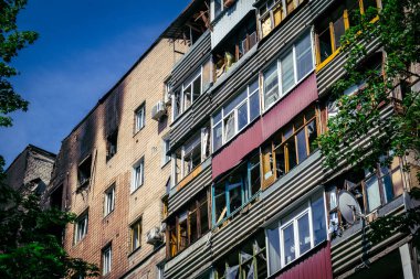 Kharkiv, Ukrayna, 7 Haziran 2025 Kharkiv 'deki bir yerleşim yerine yapılan Rus saldırısından sonra. Hasar büyük, birkaç apartman yanıyor ve birçok pencere yıkıldı..