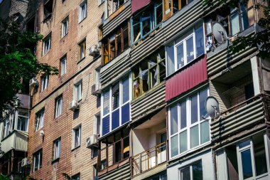 Kharkiv, Ukrayna, 7 Haziran 2025 Kharkiv 'deki bir yerleşim yerine yapılan Rus saldırısından sonra. Hasar büyük, birkaç apartman yanıyor ve birçok pencere yıkıldı..