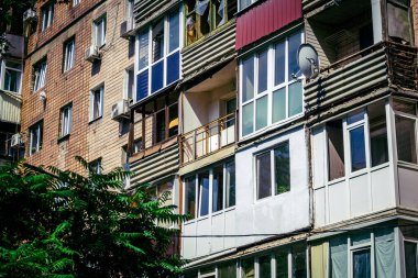 Kharkiv, Ukrayna, 7 Haziran 2025 Kharkiv 'deki bir yerleşim yerine yapılan Rus saldırısından sonra. Hasar büyük, birkaç apartman yanıyor ve birçok pencere yıkıldı..