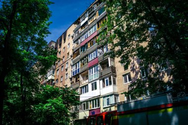 Kharkiv, Ukrayna, 7 Haziran 2025 Kharkiv 'deki bir yerleşim yerine yapılan Rus saldırısından sonra. Hasar büyük, birkaç apartman yanıyor ve birçok pencere yıkıldı..