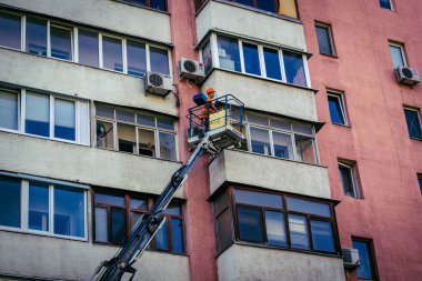 Kharkiv, Ukrayna, 7 Haziran 2025 Teknik Hizmetler Kharkiv 'deki hasarlı bina üzerinde çalışıyor. Çok sayıda apartman yangını ve çok sayıda pencerenin tahrip olmasıyla hasar büyük..