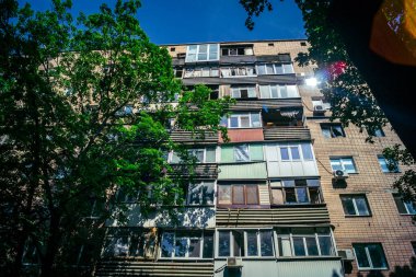 Kharkiv, Ukrayna, 7 Haziran 2025 Kharkiv 'deki bir yerleşim yerine yapılan Rus saldırısından sonra. Hasar büyük, birkaç apartman yanıyor ve birçok pencere yıkıldı..