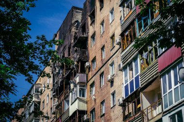 Kharkiv, Ukrayna, 7 Haziran 2025 Kharkiv 'deki bir yerleşim yerine yapılan Rus saldırısından sonra. Hasar büyük, birkaç apartman yanıyor ve birçok pencere yıkıldı..