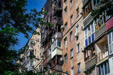 Kharkiv, Ukrayna, 7 Haziran 2025 Kharkiv 'deki bir yerleşim yerine yapılan Rus saldırısından sonra. Hasar büyük, birkaç apartman yanıyor ve birçok pencere yıkıldı..