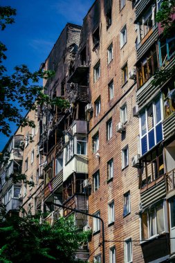 Kharkiv, Ukrayna, 7 Haziran 2025 Kharkiv 'deki bir yerleşim yerine yapılan Rus saldırısından sonra. Hasar büyük, birkaç apartman yanıyor ve birçok pencere yıkıldı..