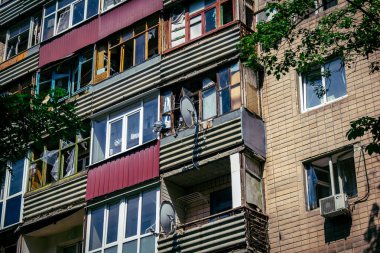 Kharkiv, Ukrayna, 7 Haziran 2025 Kharkiv 'deki bir yerleşim yerine yapılan Rus saldırısından sonra. Hasar büyük, birkaç apartman yanıyor ve birçok pencere yıkıldı..