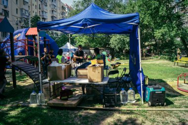 Kharkiv, Ukrayna, 7 Haziran 2025 Rusya 'nın bir yerleşim yerine düzenlediği saldırının ardından yardım ve destek hizmetleri mevcuttur. Hasar büyük, birkaç daire yanıyor..