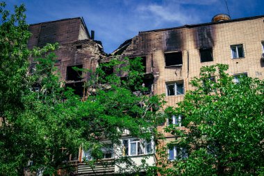 Kharkiv, Ukrayna, 7 Haziran 2025 Kharkiv 'deki bir yerleşim yerine yapılan Rus saldırısından sonra. Hasar büyük, birkaç apartman yanıyor ve birçok pencere yıkıldı..