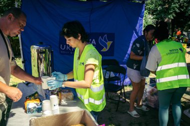 Kharkiv, Ukrayna, 7 Haziran 2025 Rusya 'nın bir yerleşim yerine düzenlediği saldırının ardından yardım ve destek hizmetleri mevcuttur. Hasar büyük, birkaç daire yanıyor..