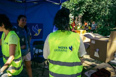 Kharkiv, Ukrayna, 7 Haziran 2025 Rusya 'nın bir yerleşim yerine düzenlediği saldırının ardından yardım ve destek hizmetleri mevcuttur. Hasar büyük, birkaç daire yanıyor..