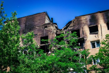 Kharkiv, Ukrayna, 7 Haziran 2025 Kharkiv 'deki bir yerleşim yerine yapılan Rus saldırısından sonra. Hasar büyük, birkaç apartman yanıyor ve birçok pencere yıkıldı..