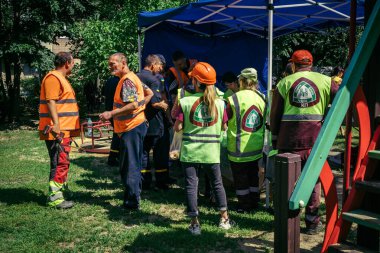 Kharkiv, Ukrayna, 7 Haziran 2025 Rusya 'nın bir yerleşim yerine düzenlediği saldırının ardından yardım ve destek hizmetleri mevcuttur. Hasar büyük, birkaç daire yanıyor..