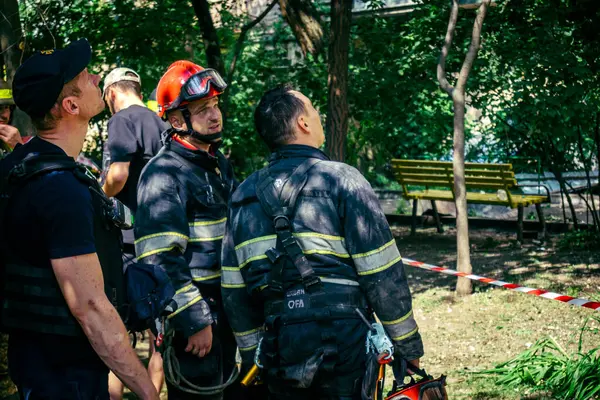 Kharkiv, Ukrayna, 7 Haziran 2025. İtfaiyeciler, Kharkiv 'deki bir yerleşim yerine yapılan Rus saldırısına yanıt verdiler. Birçok apartman yangını ve birçok pencerenin tahrip olmasıyla hasar çok büyük..