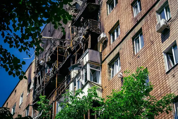 Kharkiv, Ukrayna, 7 Haziran 2025 Kharkiv 'deki bir yerleşim yerine yapılan Rus saldırısından sonra. Hasar büyük, birkaç apartman yanıyor ve birçok pencere yıkıldı..