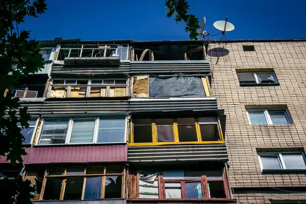 Kharkiv, Ukrayna, 7 Haziran 2025 Kharkiv 'deki bir yerleşim yerine yapılan Rus saldırısından sonra. Hasar büyük, birkaç apartman yanıyor ve birçok pencere yıkıldı..