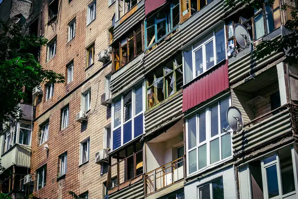 Kharkiv, Ukrayna, 7 Haziran 2025 Kharkiv 'deki bir yerleşim yerine yapılan Rus saldırısından sonra. Hasar büyük, birkaç apartman yanıyor ve birçok pencere yıkıldı..