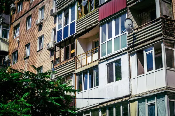 Kharkiv, Ukrayna, 7 Haziran 2025 Kharkiv 'deki bir yerleşim yerine yapılan Rus saldırısından sonra. Hasar büyük, birkaç apartman yanıyor ve birçok pencere yıkıldı..