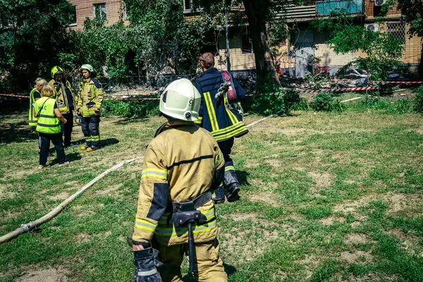 Kharkiv, Ukrayna, 7 Haziran 2025. İtfaiyeciler, Kharkiv 'deki bir yerleşim yerine yapılan Rus saldırısına yanıt verdiler. Birçok apartman yangını ve birçok pencerenin tahrip olmasıyla hasar çok büyük..