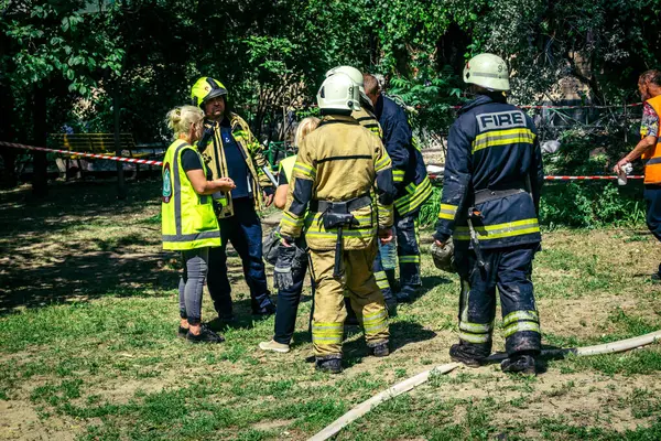 Kharkiv, Ukrayna, 7 Haziran 2025. İtfaiyeciler, Kharkiv 'deki bir yerleşim yerine yapılan Rus saldırısına yanıt verdiler. Birçok apartman yangını ve birçok pencerenin tahrip olmasıyla hasar çok büyük..