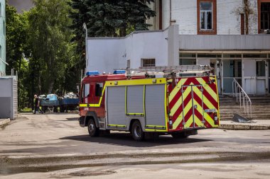 Kharkiv, Ukrayna, 8 Haziran 2025. İtfaiyeciler, Kharkiv binasına yapılan bir Rus saldırısına cevap verdiler. Hasar büyük ve yangın hala devam ediyor. İtfaiye araçları olay yerine varıyor..