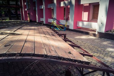 Kharkiv, Ukrayna, 8 Haziran 2025 Rus bombardımanı sonucu çocuk demiryolunun haddelenmiş stokları ve binaları zarar gördü. Bölgeye iki süzülme bombası isabet etti ve genç bir kadın öldü..