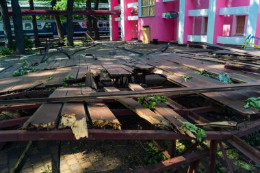 Kharkiv, Ukrayna, 8 Haziran 2025 Rus bombardımanı sonucu çocuk demiryolunun haddelenmiş stokları ve binaları zarar gördü. Bölgeye iki süzülme bombası isabet etti ve genç bir kadın öldü..