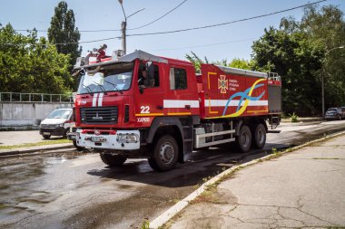 Kharkiv, Ukrayna, 8 Haziran 2025. İtfaiyeciler, Kharkiv binasına yapılan bir Rus saldırısına cevap verdiler. Hasar büyük ve yangın hala devam ediyor. İtfaiye araçları olay yerine varıyor..
