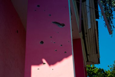 Kharkiv, Ukrayna, 8 Haziran 2025 Rus bombardımanı sonucu çocuk demiryolunun haddelenmiş stokları ve binaları zarar gördü. Bölgeye iki süzülme bombası isabet etti ve genç bir kadın öldü..