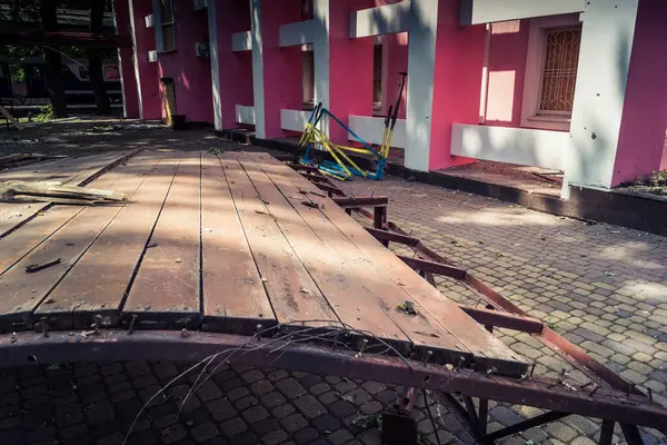 Kharkiv, Ukrayna, 8 Haziran 2025 Rus bombardımanı sonucu çocuk demiryolunun haddelenmiş stokları ve binaları zarar gördü. Bölgeye iki süzülme bombası isabet etti ve genç bir kadın öldü..