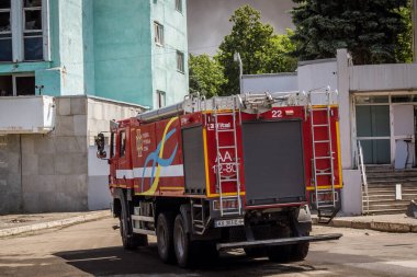 Kharkiv, Ukrayna, 8 Haziran 2025. İtfaiyeciler, Kharkiv binasına yapılan bir Rus saldırısına cevap verdiler. Hasar büyük ve yangın hala devam ediyor. İtfaiye araçları olay yerine varıyor..