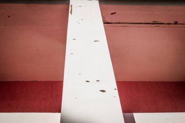 Kharkiv, Ukrayna, 8 Haziran 2025 Rus bombardımanı sonucu çocuk demiryolunun haddelenmiş stokları ve binaları zarar gördü. Bölgeye iki süzülme bombası isabet etti ve genç bir kadın öldü..