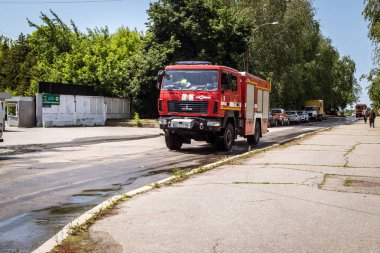 Kharkiv, Ukrayna, 8 Haziran 2025. İtfaiyeciler, Kharkiv binasına yapılan bir Rus saldırısına cevap verdiler. Hasar büyük ve yangın hala devam ediyor. İtfaiye araçları olay yerine varıyor..