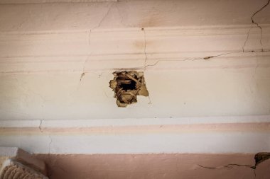 Kharkiv, Ukrayna, 8 Haziran 2025 Rus bombardımanı sonucu çocuk demiryolunun haddelenmiş stokları ve binaları zarar gördü. Bölgeye iki süzülme bombası isabet etti ve genç bir kadın öldü..