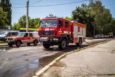 Kharkiv, Ukrayna, 8 Haziran 2025. İtfaiyeciler, Kharkiv binasına yapılan bir Rus saldırısına cevap verdiler. Hasar büyük ve yangın hala devam ediyor. İtfaiye araçları olay yerine varıyor..