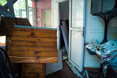 Kharkiv, Ukrayna, 8 Haziran 2025 Rus bombardımanı sonucu çocuk demiryolunun haddelenmiş stokları ve binaları zarar gördü. Bölgeye iki süzülme bombası isabet etti ve genç bir kadın öldü..