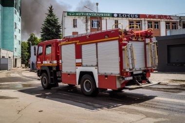 Kharkiv, Ukrayna, 8 Haziran 2025. İtfaiyeciler, Kharkiv binasına yapılan bir Rus saldırısına cevap verdiler. Hasar büyük ve yangın hala devam ediyor. İtfaiye araçları olay yerine varıyor..