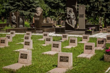 Kharkiv, Ukrayna, 8 Haziran 2025 Belediye Mezarlığı No. 2, Sovyetler Birliği 'nin geçmiş dönemlerinden en önemli olanıdır. Sergide çok sayıda organik heykel, taş yüzler ve duvar mezarları yer alıyor..