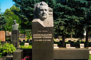 Kharkiv, Ukrayna, 8 Haziran 2025 Belediye Mezarlığı No. 2, Sovyetler Birliği 'nin geçmiş dönemlerinden en önemli olanıdır. Sergide çok sayıda organik heykel, taş yüzler ve duvar mezarları yer alıyor..