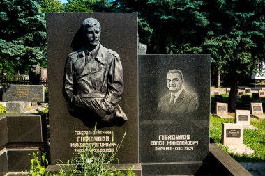 Kharkiv, Ukrayna, 8 Haziran 2025 Belediye Mezarlığı No. 2, Sovyetler Birliği 'nin geçmiş dönemlerinden en önemli olanıdır. Sergide çok sayıda organik heykel, taş yüzler ve duvar mezarları yer alıyor..