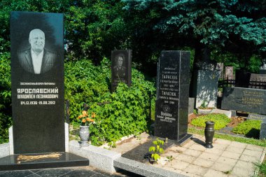 Kharkiv, Ukrayna, 8 Haziran 2025 Belediye Mezarlığı No. 2, Sovyetler Birliği 'nin geçmiş dönemlerinden en önemli olanıdır. Sergide çok sayıda organik heykel, taş yüzler ve duvar mezarları yer alıyor..