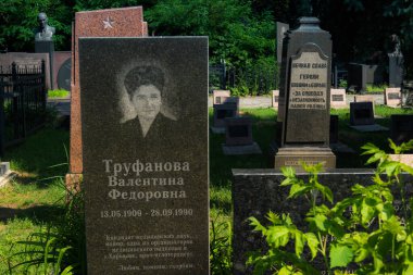 Kharkiv, Ukrayna, 8 Haziran 2025 Belediye Mezarlığı No. 2, Sovyetler Birliği 'nin geçmiş dönemlerinden en önemli olanıdır. Sergide çok sayıda organik heykel, taş yüzler ve duvar mezarları yer alıyor..