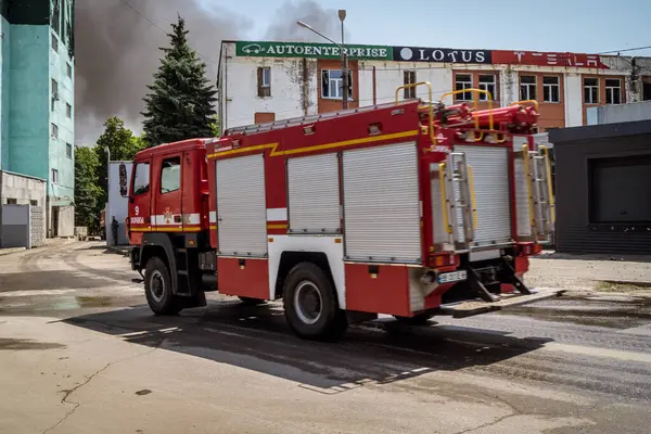 Kharkiv, Ukrayna, 8 Haziran 2025. İtfaiyeciler, Kharkiv binasına yapılan bir Rus saldırısına cevap verdiler. Hasar büyük ve yangın hala devam ediyor. İtfaiye araçları olay yerine varıyor..