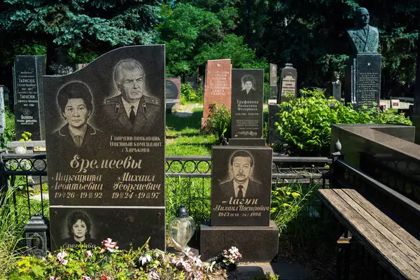 Kharkiv, Ukrayna, 8 Haziran 2025 Belediye Mezarlığı No. 2, Sovyetler Birliği 'nin geçmiş dönemlerinden en önemli olanıdır. Sergide çok sayıda organik heykel, taş yüzler ve duvar mezarları yer alıyor..