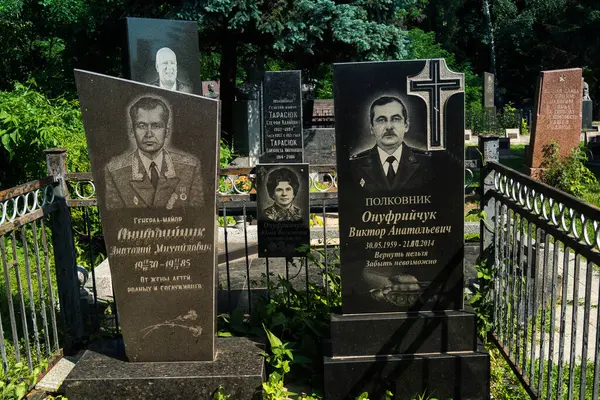 Kharkiv, Ukrayna, 8 Haziran 2025 Belediye Mezarlığı No. 2, Sovyetler Birliği 'nin geçmiş dönemlerinden en önemli olanıdır. Sergide çok sayıda organik heykel, taş yüzler ve duvar mezarları yer alıyor..