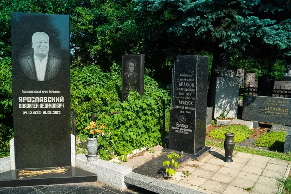 Kharkiv, Ukrayna, 8 Haziran 2025 Belediye Mezarlığı No. 2, Sovyetler Birliği 'nin geçmiş dönemlerinden en önemli olanıdır. Sergide çok sayıda organik heykel, taş yüzler ve duvar mezarları yer alıyor..