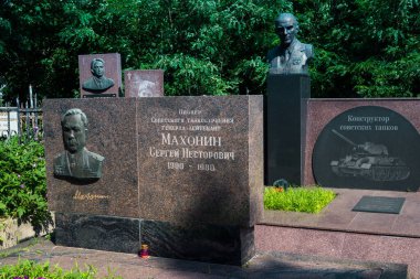 Kharkiv, Ukrayna, 8 Haziran 2025 Belediye Mezarlığı No. 2, Sovyetler Birliği 'nin geçmiş dönemlerinden en önemli olanıdır. Sergide çok sayıda organik heykel, taş yüzler ve duvar mezarları yer alıyor..