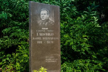 Kharkiv, Ukrayna, 8 Haziran 2025 Belediye Mezarlığı No. 2, Sovyetler Birliği 'nin geçmiş dönemlerinden en önemli olanıdır. Sergide çok sayıda organik heykel, taş yüzler ve duvar mezarları yer alıyor..