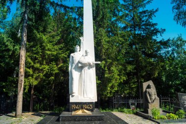 Kharkiv, Ukrayna, 8 Haziran 2025 Belediye Mezarlığı No. 2, Sovyetler Birliği 'nin geçmiş dönemlerinden en önemli olanıdır. Sergide çok sayıda organik heykel, taş yüzler ve duvar mezarları yer alıyor..