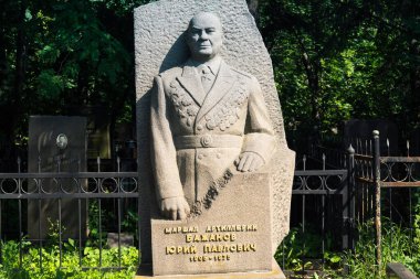 Kharkiv, Ukrayna, 8 Haziran 2025 Belediye Mezarlığı No. 2, Sovyetler Birliği 'nin geçmiş dönemlerinden en önemli olanıdır. Sergide çok sayıda organik heykel, taş yüzler ve duvar mezarları yer alıyor..